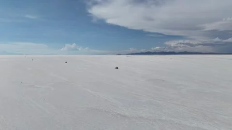 Drone voyage fast hovering over the Uyuni desert in Bolivia. Video stock 312505317