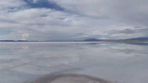 Drone voyage fast hovering over the Uyuni desert in Bolivia. Video stock 327226820