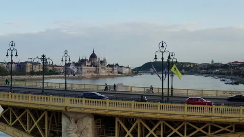 Drone wide footage of Danube river and Budapest city skyline Vidéo 190935688