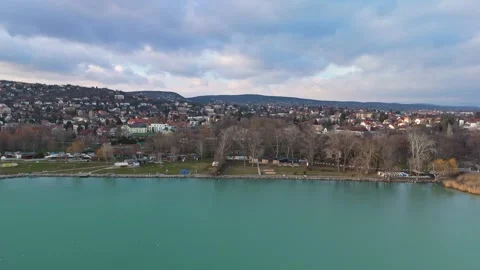 Drone winter view of Balatonalmádi along Lake Balaton with homes, parks, and a Stockbeeldmateriaal 332754196