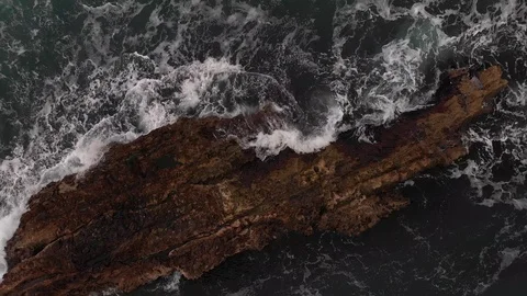 Drone Zoom Out Rough Waves Crashing Into Rocks Durdle Door, Dorset 스톡 동영상 106415397