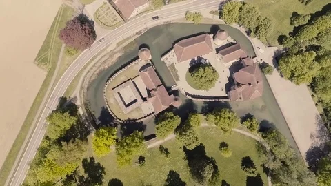 Droneflight over a charming castle 動画素材 90762332