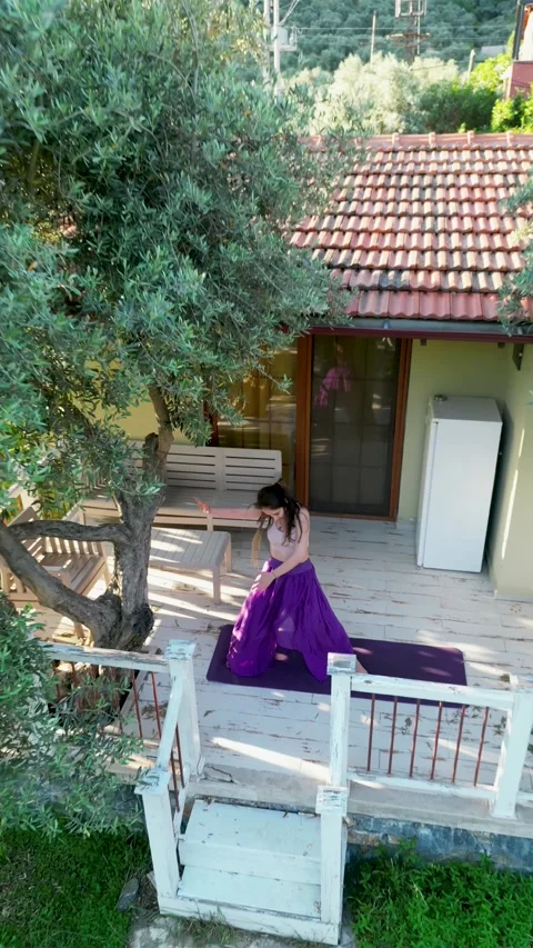 Dronel view of woman practicing dynamic yoga on wooden deck Stock-Footage 345077484