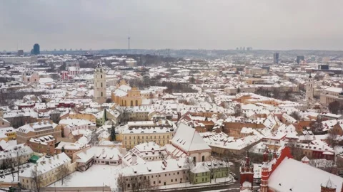 A drone’s aerial view of downtown Vilnius on a snowy winter day. 스톡 동영상 325619976