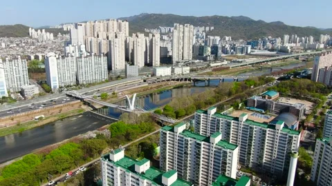 Drones around Anyangcheon, Haan-dong, Geumcheon Hannae Bridge, Doksan-dong,  Vídeo Stock 238422142