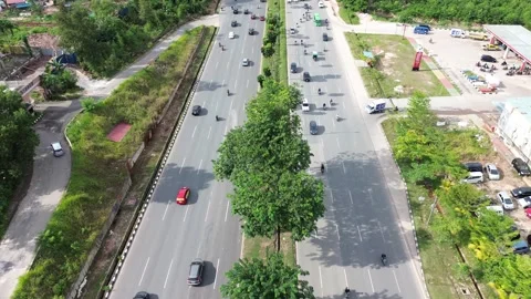 Drone's eye view of a vibrant urban highway flowing through tropical 스톡 동영상 320107282