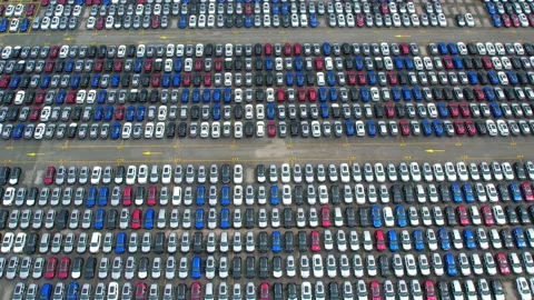 Drones flying above factory parking lot, new cars unsold Vidéo 210793079
