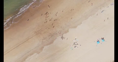 Droneviewlargesoccerteamplayingonbeachsand Vidéo 345051041
