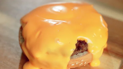 Drop bacons on melted cheese hamburger Video stock 158430655