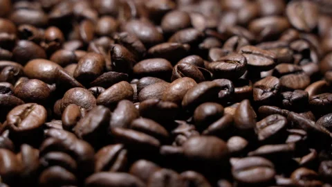 Drop the coffee beans on top of the coffee beans. Video stock 140153641
