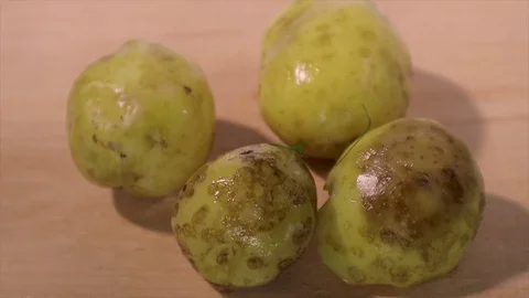 Drop dill on boiled potatoes Vídeo Stock 111375826
