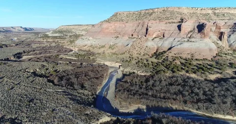 Drop down above a river in the Arizona wilderness Stockbeeldmateriaal 84329374