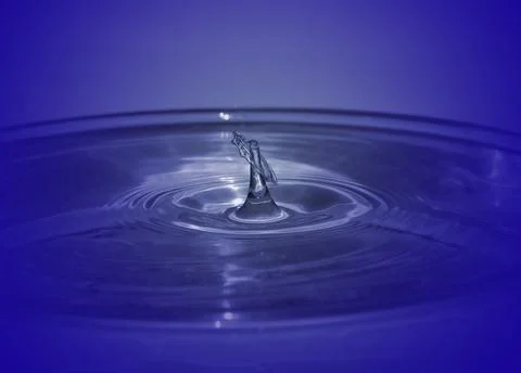Drop drop from a height into the water macro photo Foto stock
