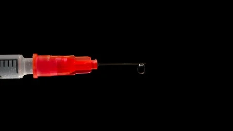 Drop on a end of needle of a syringe - MACRO Vídeo Stock 121943350
