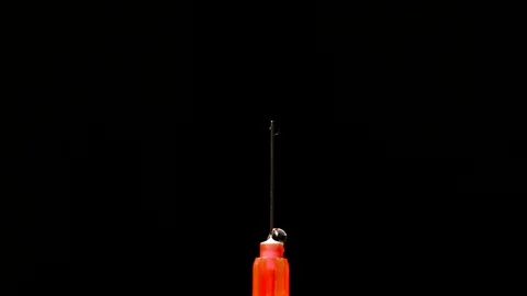 Drop on a end of needle of a syringe - Vertical Vídeo Stock 121943376