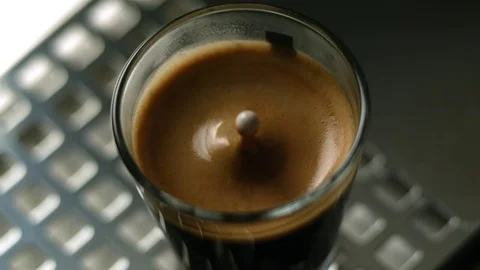  drop of esspresso fall into cup Stockbeeldmateriaal 81806775