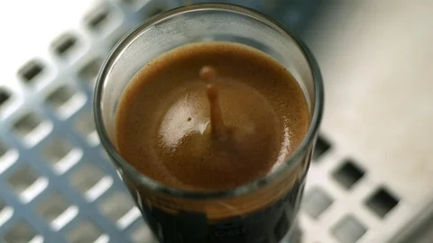  drop of esspresso fall into cup Video stock 81806850