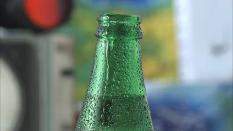  Drop falling on green bottle Stock-Footage 81805858