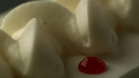 Drop of jam on cheese cake Stock-Footage 81792153