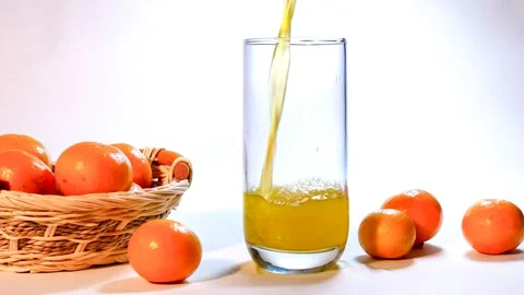 Drop the juice in the cup. 库存影片 145350146