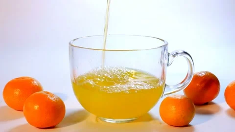 Drop the juice in the cup. 스톡 동영상 145350168