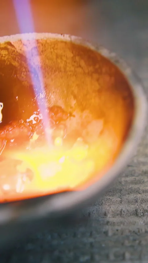 Drop of molten gold heats in fireproof cup extreme closeup Video stock 317104688