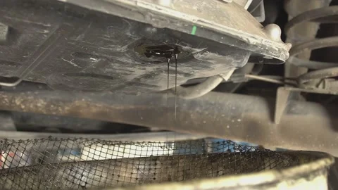Drop of oil falling under the car 5 Vidéo 153744043