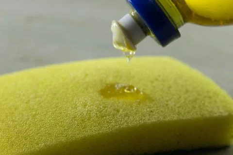 Drop of sponge detergen anf leaving everything clean Stockfoto's