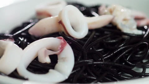 Drop Squid on Squid ink spaghetti drop to white plate Stock-Footage 158525307