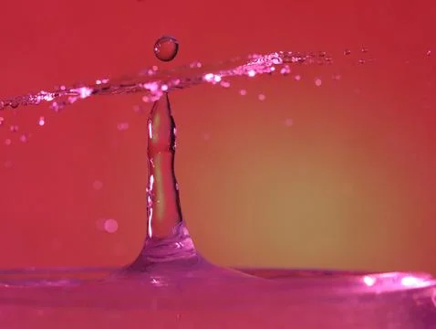 Drop of water colliding when it bounces and forming a palm tree Fotos Stock