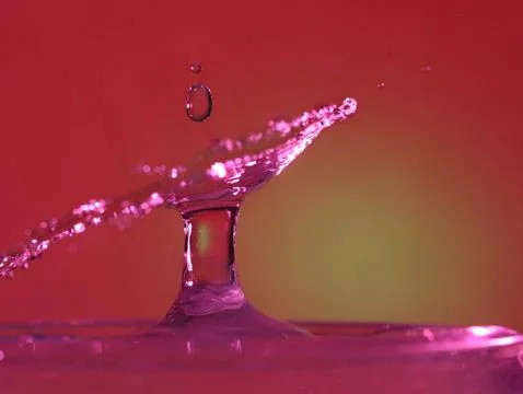 Drop of water colliding when it bounces and forming a palm tree Fotos Stock