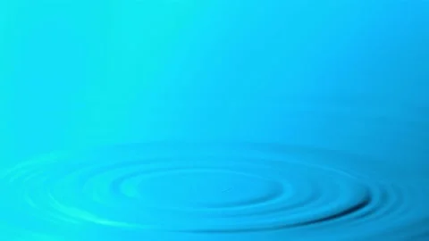 A drop of water dropping in pool causing ripples Vidéo 138561984