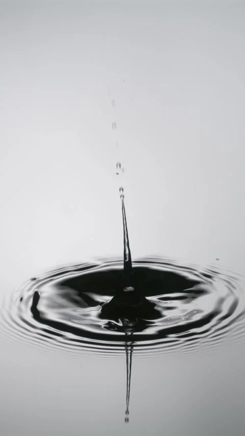 Drop of water falling and splashing in slow motion. Vertical Video. Stock-Footage 296106947