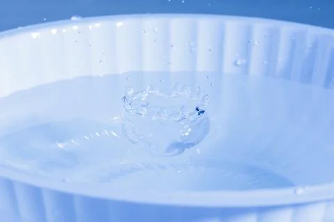 Drop of water falling down in the water Foto stock