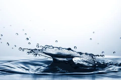 Drop of water falling down in the water Foto stock