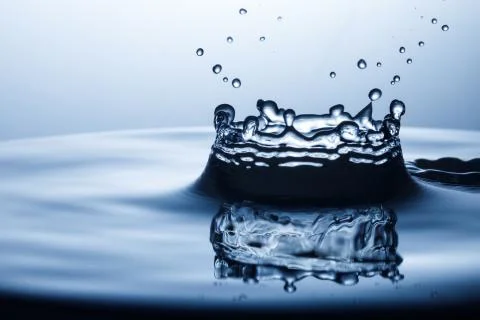 Drop of water falling down in the water Stock-Fotos