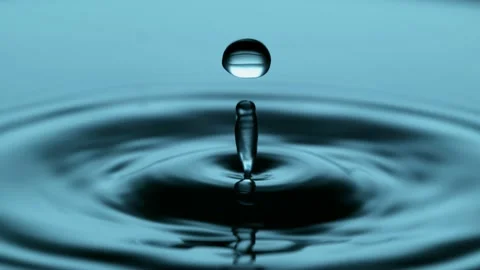 Drop of Water Hitting Surface Bouncing Making Waves High Speed Macro Close Up Vídeo Stock 145061144