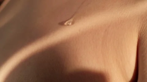 A drop of water or sweat flows over the skin, close-up 動画素材 132114955