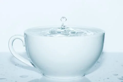 Drop of water in a white cup Foto stock
