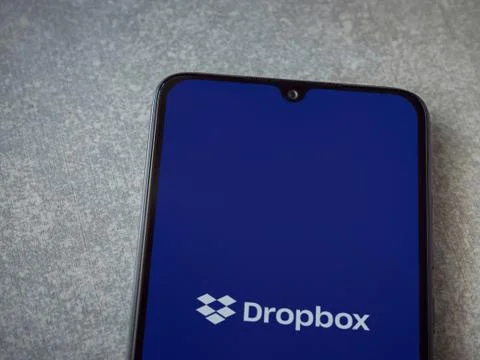 Dropbox app launch screen with logo on the display of a black mobile smartpho Foto stock