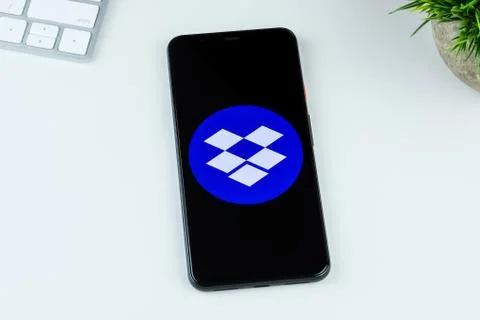 Dropbox app logo on a smartphone screen Stock Photos