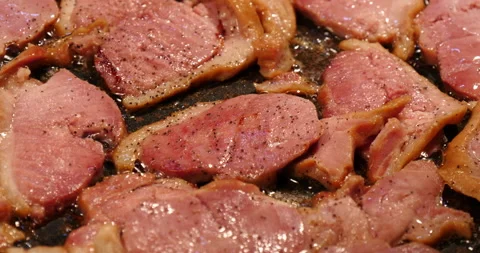 Droping ground pepper on Pancetta bacon in cook Видео 162618371