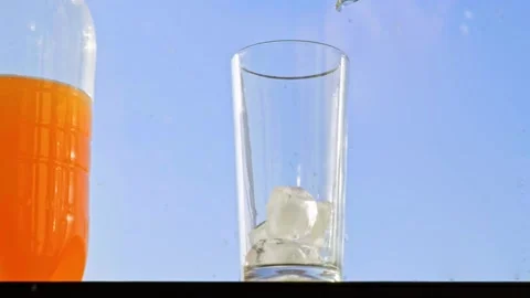 Droping ice into the glass slowmotion 스톡 동영상 202173790