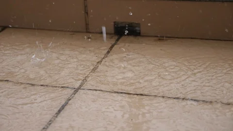 Droplets falling on the floor 库存影片 97804857