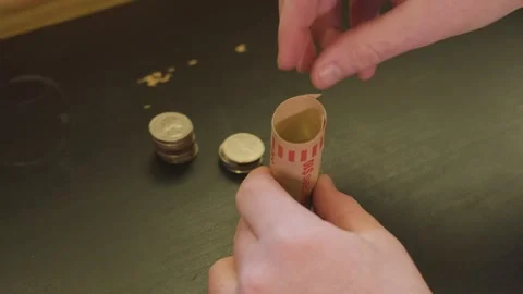 Dropping American Quarters into a sleeve. Vídeos de archivo 334515140