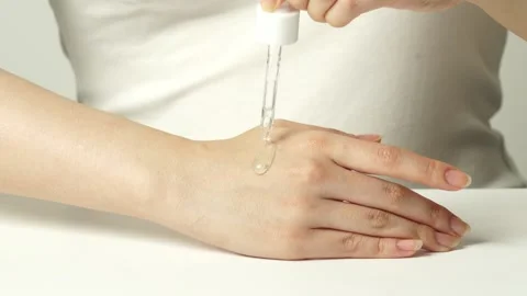 Dropping Ampoule on Hand 動画素材 334170253