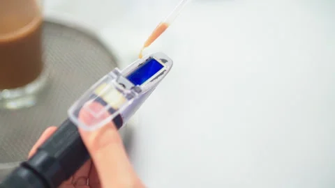 Dropping brown liquid into brix salinity refractometer 50fps Video stock 156249485