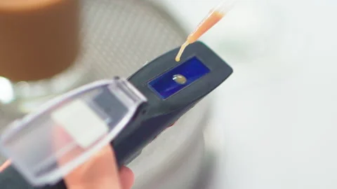 Dropping brown liquid into brix salinity refractometer Close up slow motion Vídeos de archivo 156249696