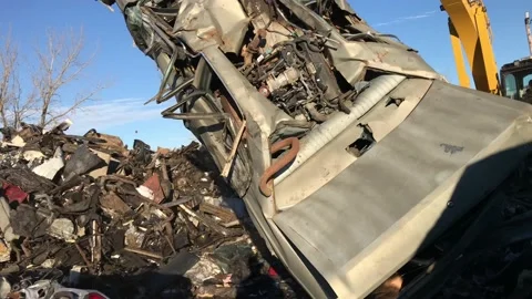 Dropping Car Close Up in Junkyard Vidéo 101202218