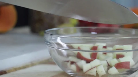 Dropping chopped apple into a bowl Vídeos de archivo 130061543